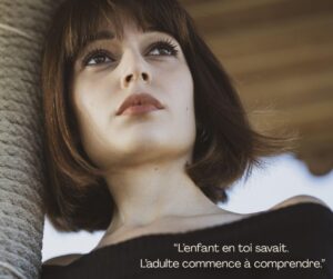 femme au regard lointain, appuyée contre une corde, éclairée par une lumière naturelle douce