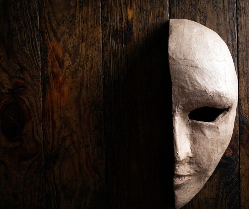 Masque symbolisant le déni familial, les familles toxiques et le non-dit — article sur l’hypnose et les thérapies brèves à Bulle