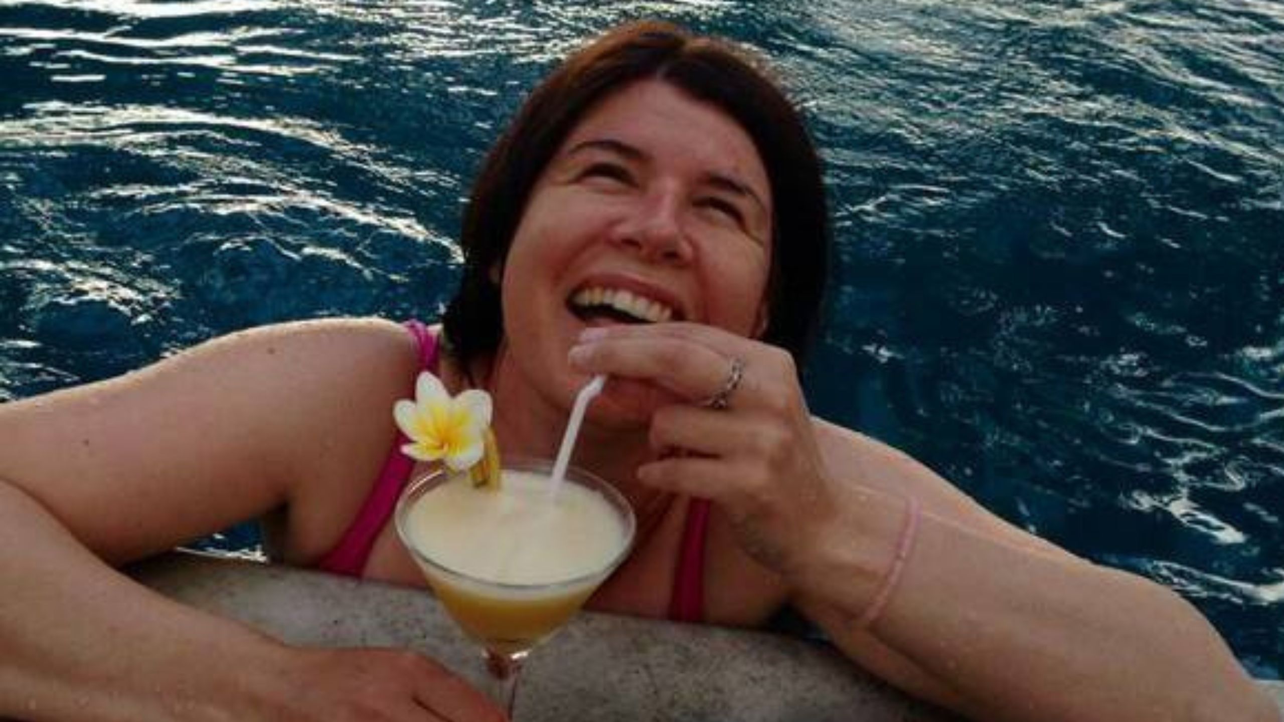 Anita d'Anizen dans un cadre serein à Bali, illustration de la liberté et de l'affirmation de soi