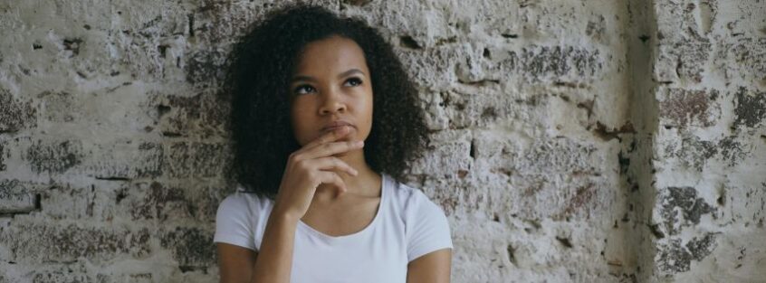 Femme pensive illustrant le piège de la compréhension intellectuelle et du contrôle mental en thérapie