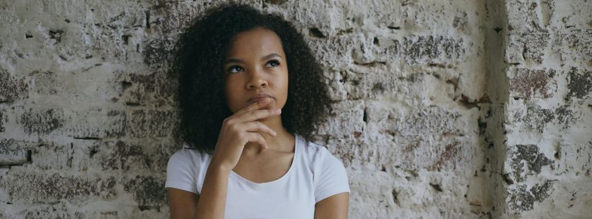 Femme pensive illustrant le piège de la compréhension intellectuelle et du contrôle mental en thérapie