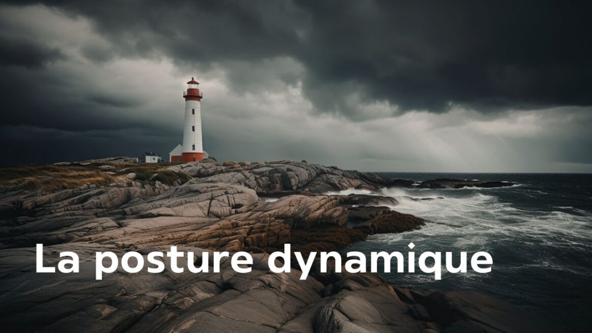 Un phare solide érigé sur une côte rocheuse face à une mer agitée et un ciel d'orage, illustrant la stabilité et l'ancrage de la posture thérapeutique dynamique.
