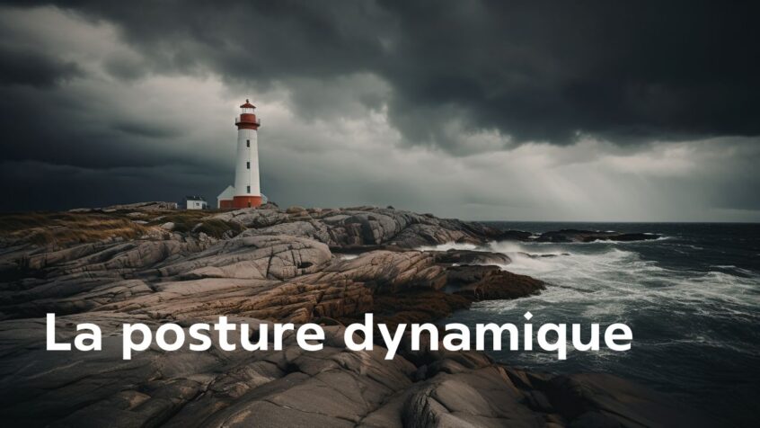 Un phare solide érigé sur une côte rocheuse face à une mer agitée et un ciel d'orage, illustrant la stabilité et l'ancrage de la posture thérapeutique dynamique.